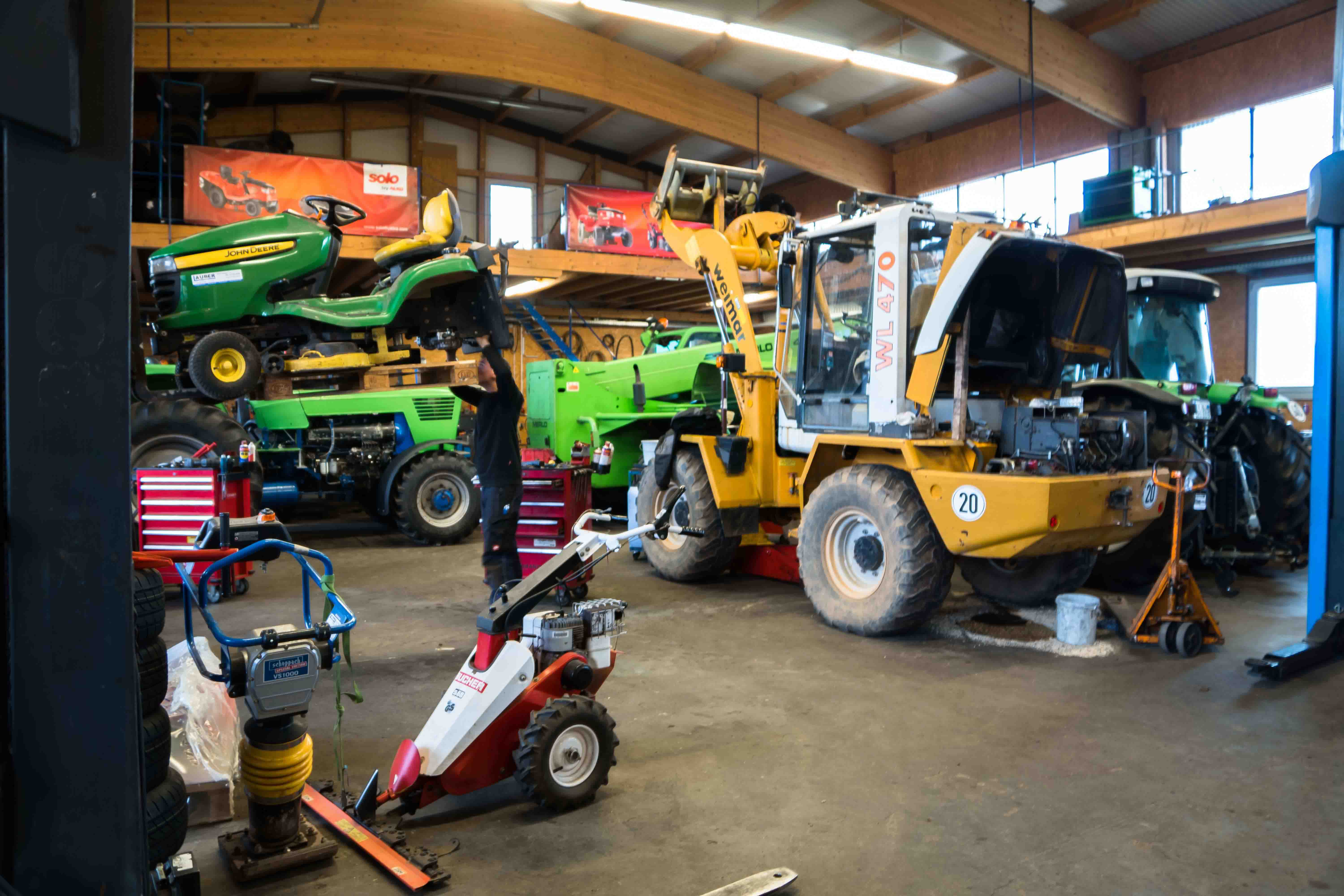 Reparaturservice bei Lauber-Landtechnik, Baumaschinen